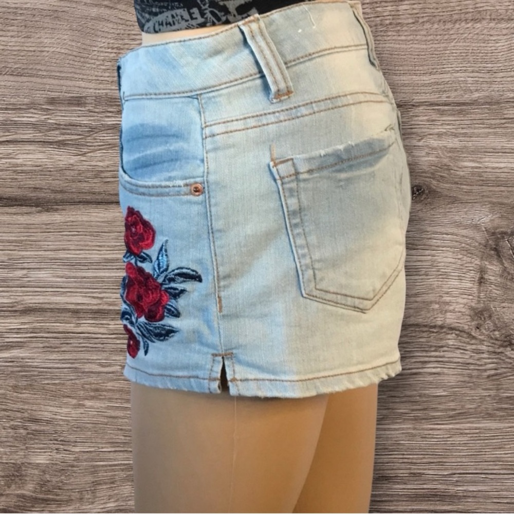 Almost Famous Embroidered Blue Jean Shorts Sz:5 - Picture 3 of 7